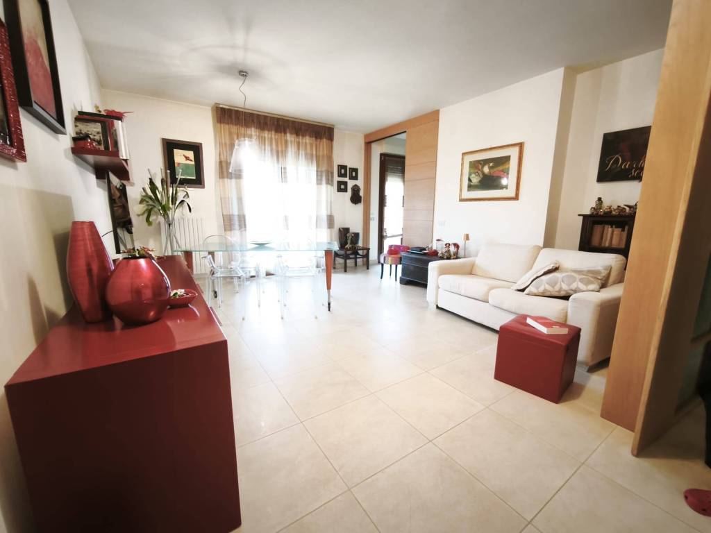 appartamento in vendita a Macerata in zona Piediripa