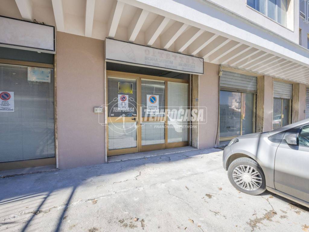 locale commerciale in vendita a Macerata