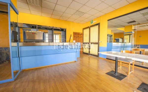 locale commerciale in vendita a Macerata