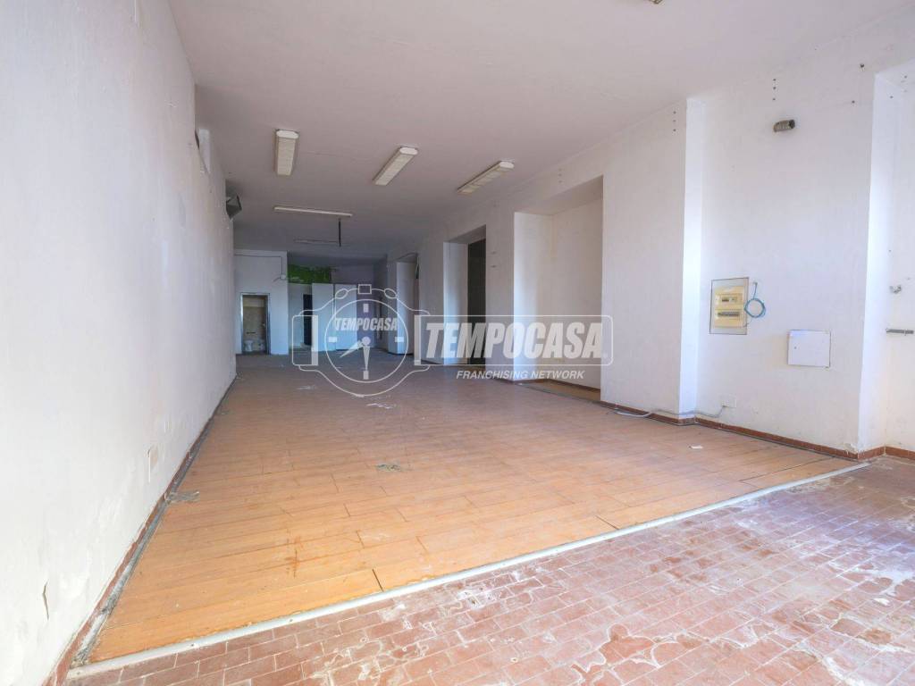 locale commerciale in vendita a Macerata