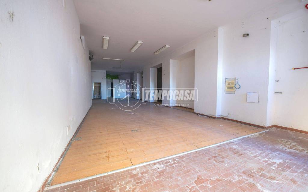 locale commerciale in vendita a Macerata