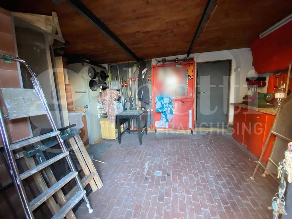 locale commerciale in vendita a Macerata