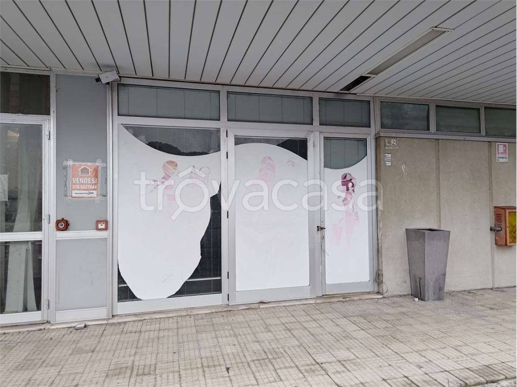 negozio in vendita a Macerata in zona Piediripa