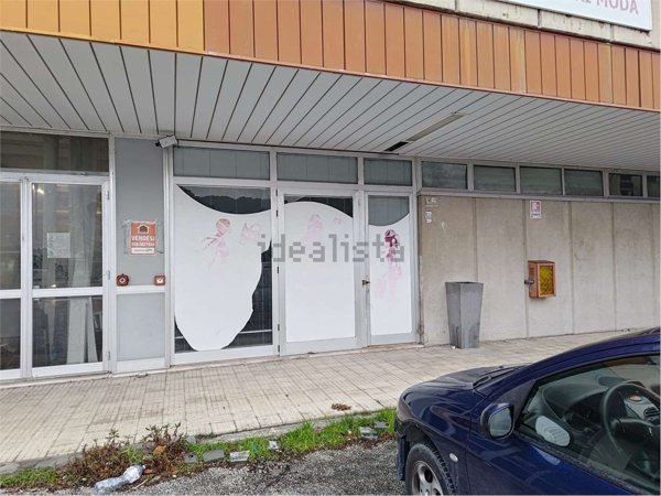 locale di sgombero in vendita a Macerata in zona Piediripa