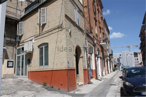 locale commerciale in vendita a Macerata