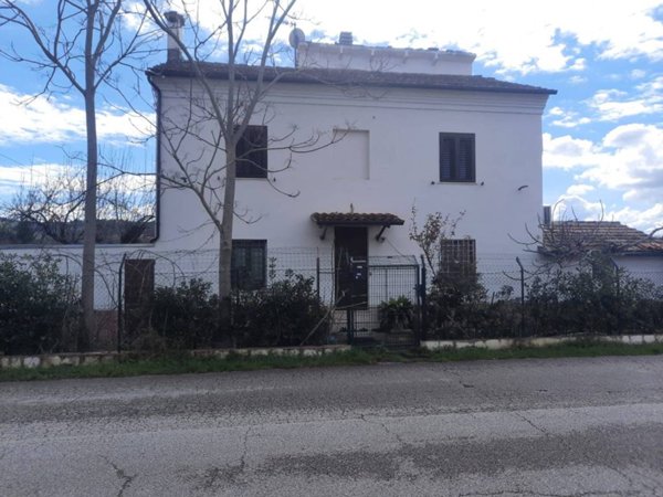 casa indipendente in vendita a Macerata