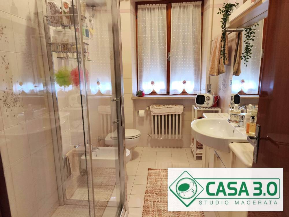 casa indipendente in vendita a Macerata in zona Cimarella