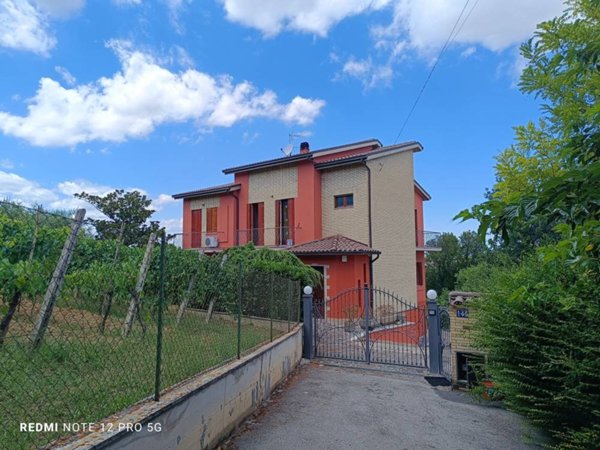 casa indipendente in vendita a Macerata