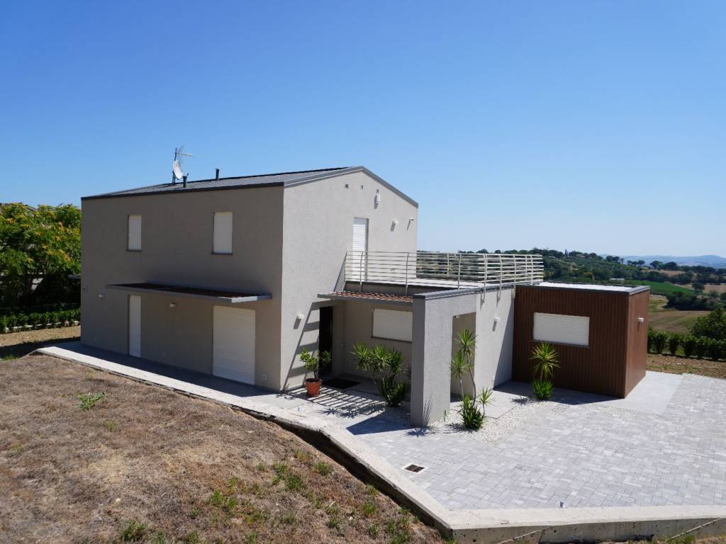 casa indipendente in vendita a Macerata