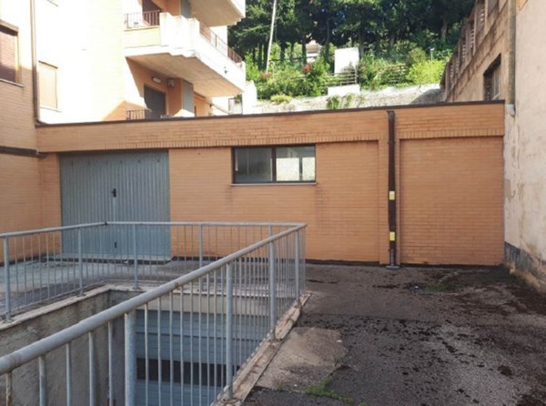 locale commerciale in vendita a Macerata