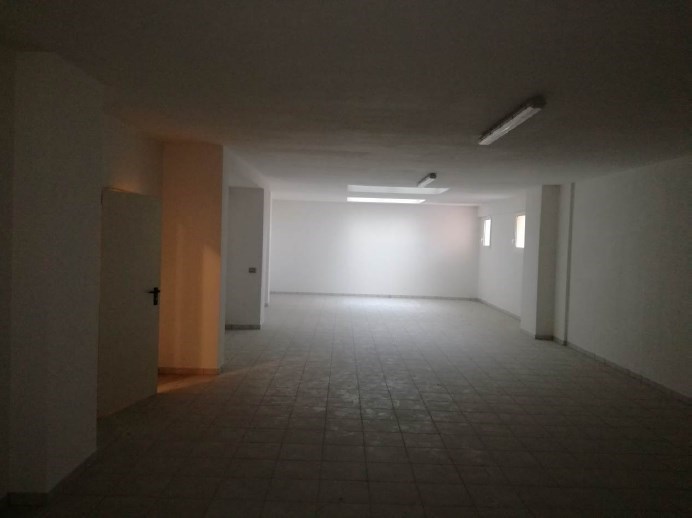 locale commerciale in vendita a Macerata