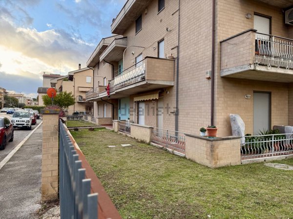 appartamento in vendita a Macerata in zona Sforzacosta