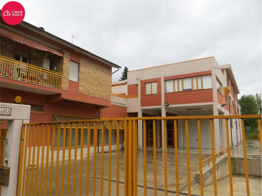 locale commerciale in vendita a Macerata in zona Piediripa