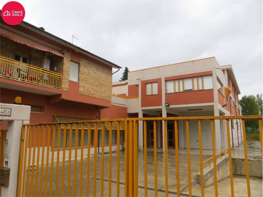 locale commerciale in vendita a Macerata in zona Piediripa