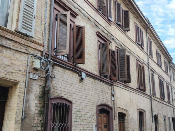 casa indipendente in vendita a Macerata