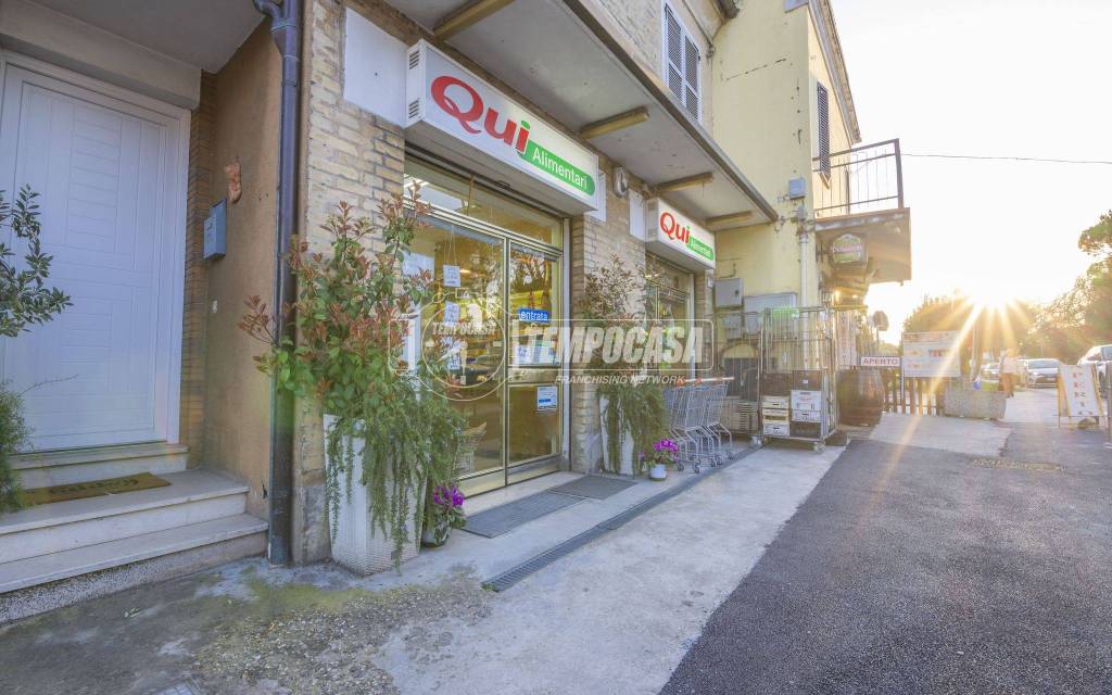 negozio in vendita a Macerata in zona Piediripa