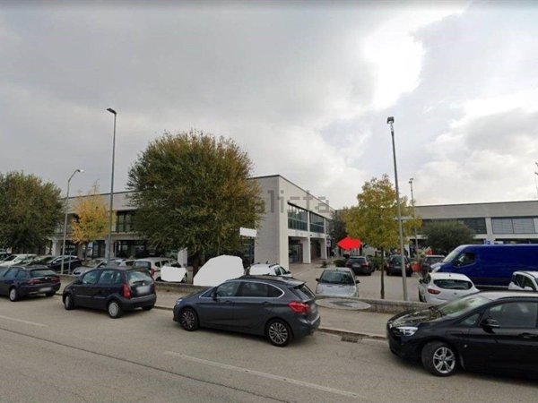 locale commerciale in vendita a Macerata in zona Piediripa