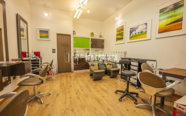 locale commerciale in vendita a Macerata