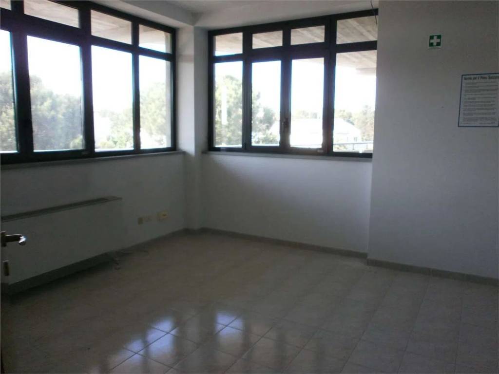 ufficio in vendita a Macerata in zona Piediripa