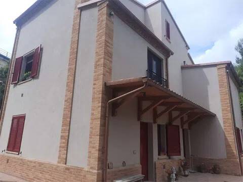 casa indipendente in vendita a Macerata