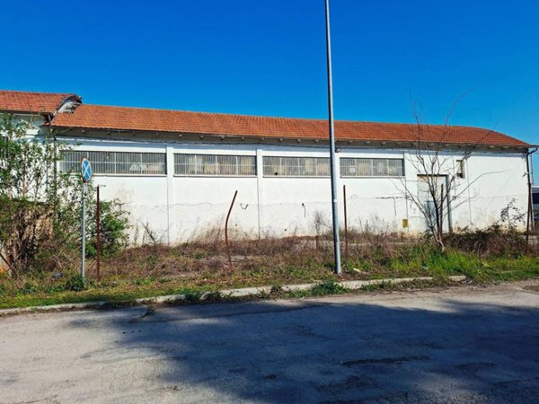 locale commerciale in vendita a Macerata in zona Sforzacosta