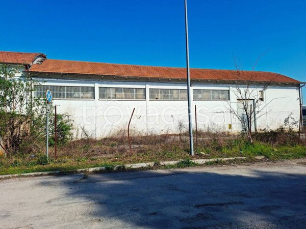 locale commerciale in vendita a Macerata in zona Sforzacosta