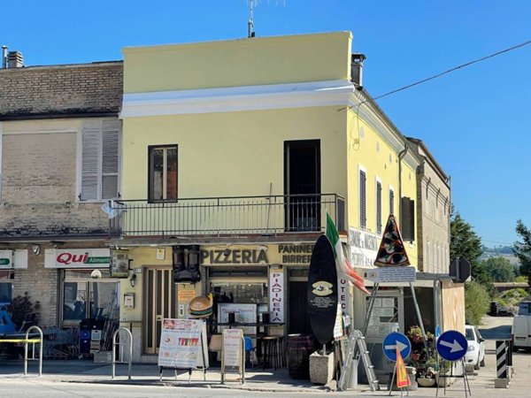 negozio in vendita a Macerata in zona Piediripa