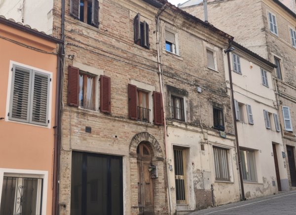 casa indipendente in vendita a Macerata