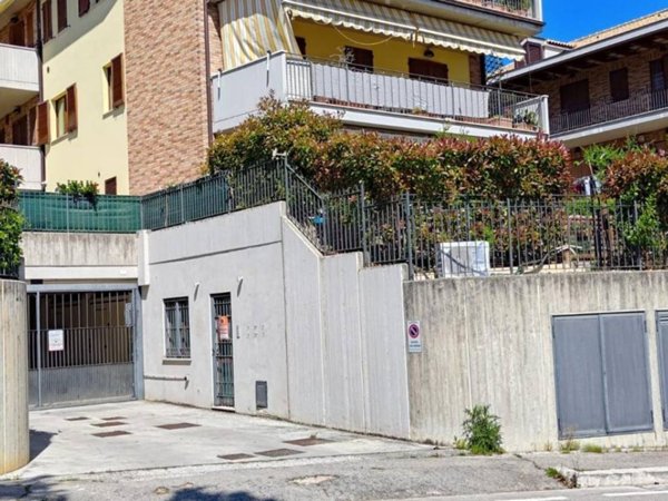locale commerciale in vendita a Macerata