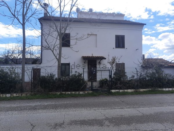 casa indipendente in vendita a Macerata in zona Cimarella