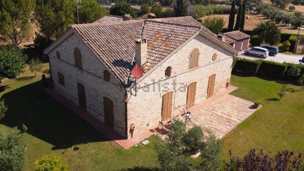 casa indipendente in vendita a Macerata in zona Madonna Del Monte