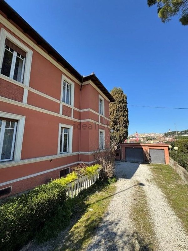 casa indipendente in vendita a Macerata