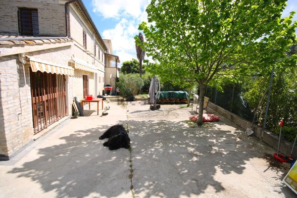casa indipendente in vendita a Macerata in zona Madonna Del Monte