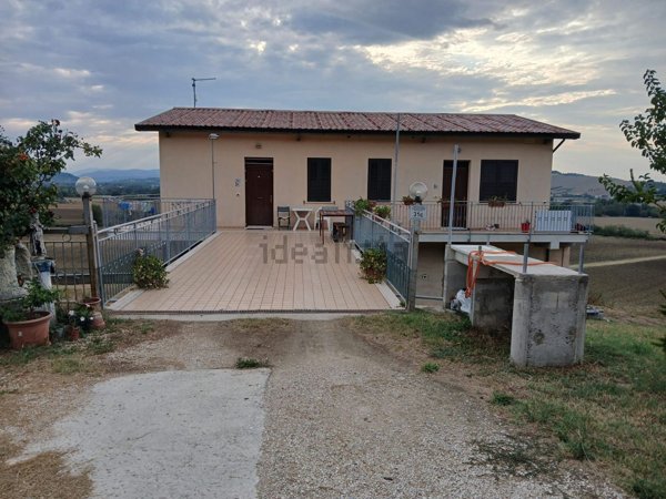 casa indipendente in vendita a Macerata in zona Cimarella
