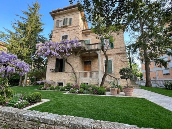 casa indipendente in vendita a Macerata