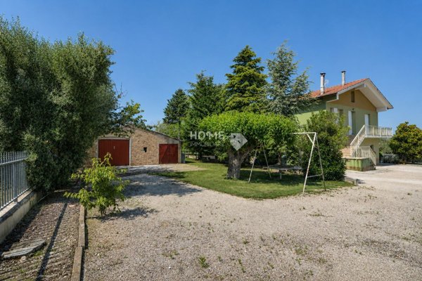 casa indipendente in vendita a Macerata in zona Cimarella