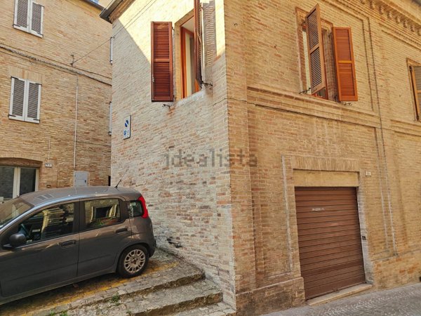 casa indipendente in vendita a Macerata