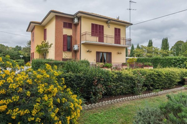 casa indipendente in vendita a Macerata in zona Cimarella
