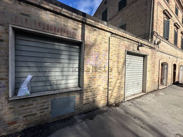 pentavano in vendita a Macerata in zona Santo Stefano