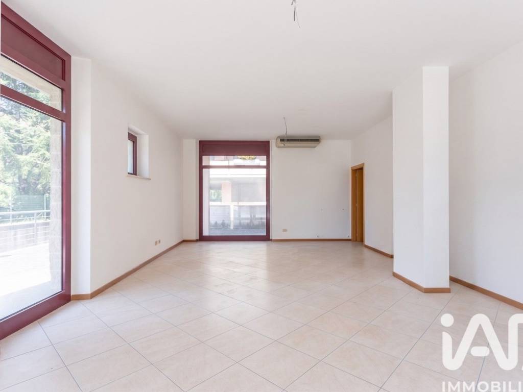 ufficio in vendita a Macerata in zona Sforzacosta