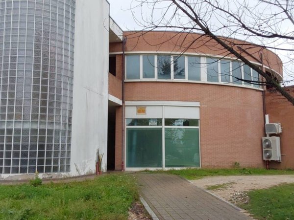 negozio in vendita a Macerata in zona Villa Potenza