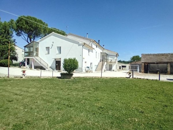casa indipendente in vendita a Macerata in zona Cimarella