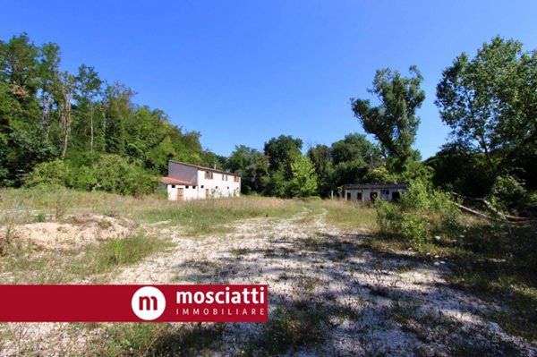 locale commerciale in vendita a Matelica in zona Mistriano