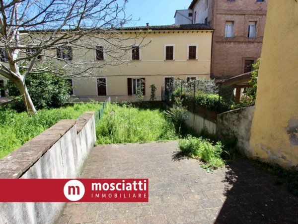 casa indipendente in vendita a Matelica