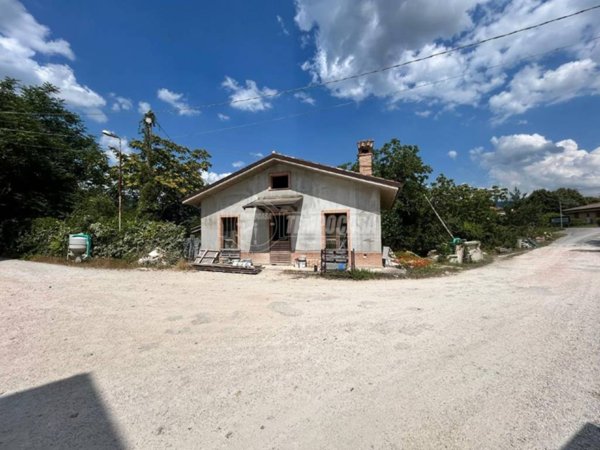 casa indipendente in vendita a Matelica