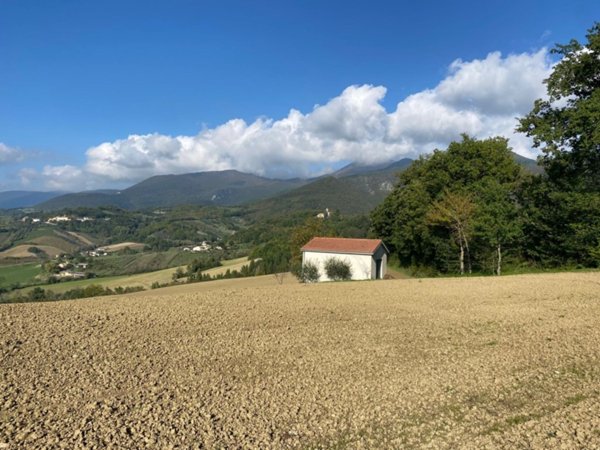 locale di sgombero in vendita a Matelica in zona Balzani