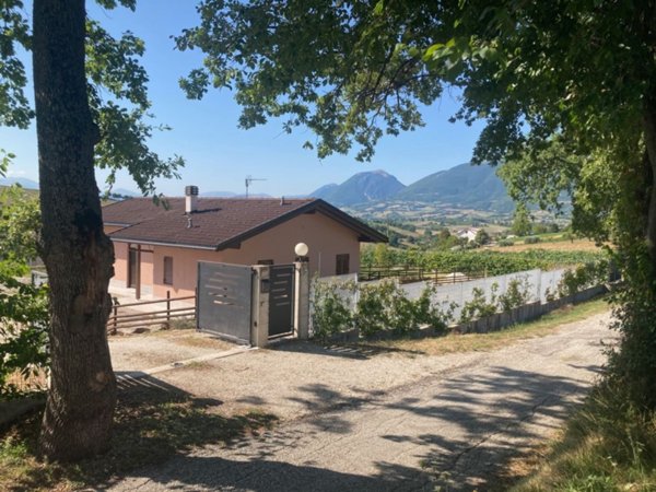 casa indipendente in vendita a Matelica