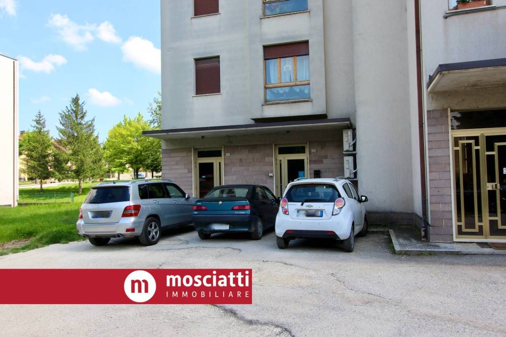 locale commerciale in vendita a Matelica
