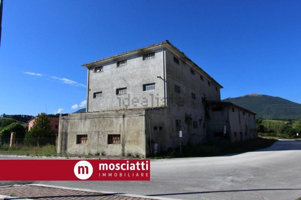 locale di sgombero in vendita a Matelica