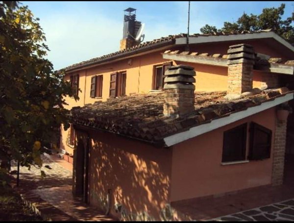 casa indipendente in vendita a Matelica